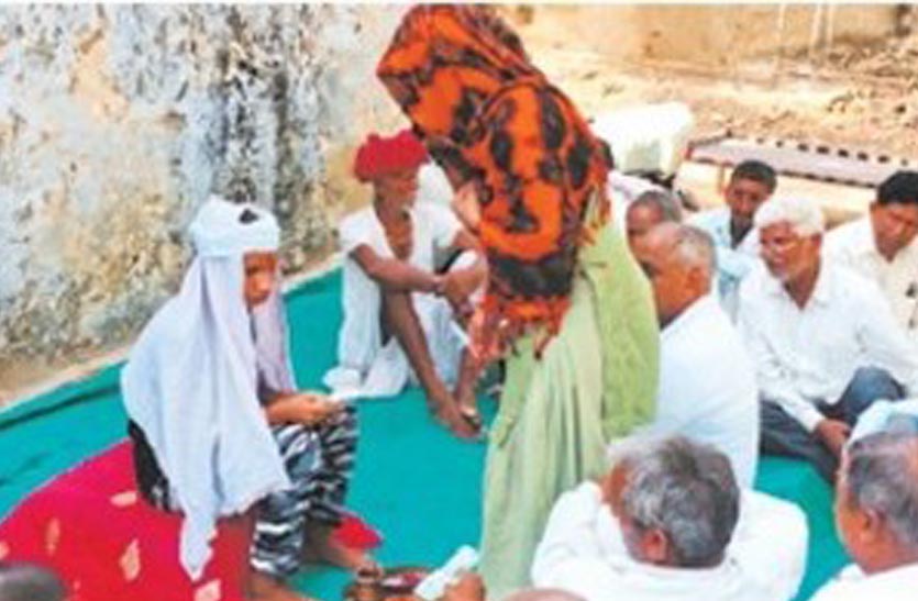 Social pride: राजस्थान में यहां पिता के निधन के बाद बेटी के सिर पर बंधी ‘जिम्मेदारी’ की पगड़ी