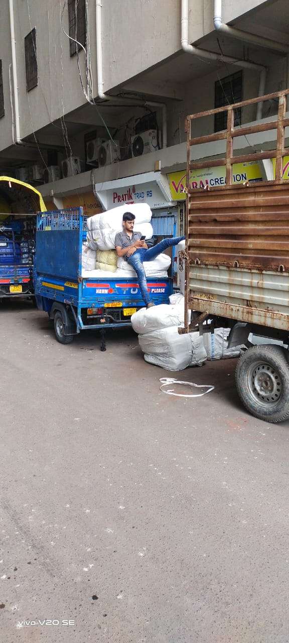 SURAT KAPDA MANDI: सैकड़ों पार्सलों का रोजाना हो रहा 'पलायनÓ