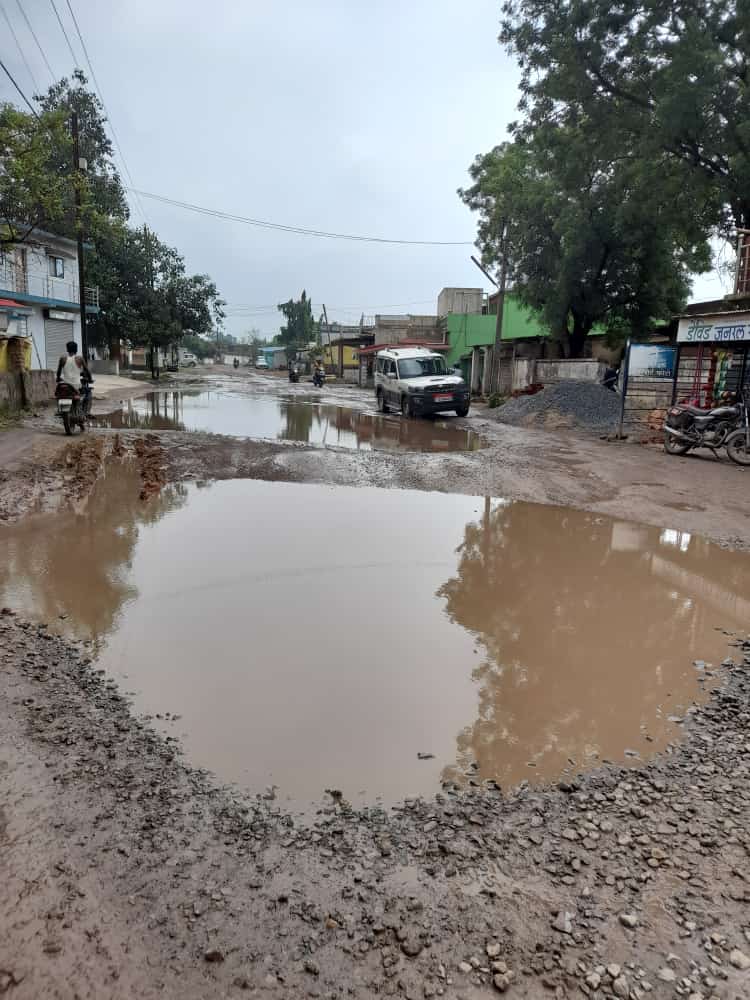 गेवरा बस्ती- हरदीबाजार मार्ग पर गड्ढों में भरा पानी, दुर्घटना की आशंक