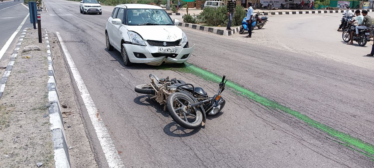 Accident : हाईवे 52 पर कार बाइक की भिड़ंत, दुर्घटना में पति पत्नी गंभीर घायल Video