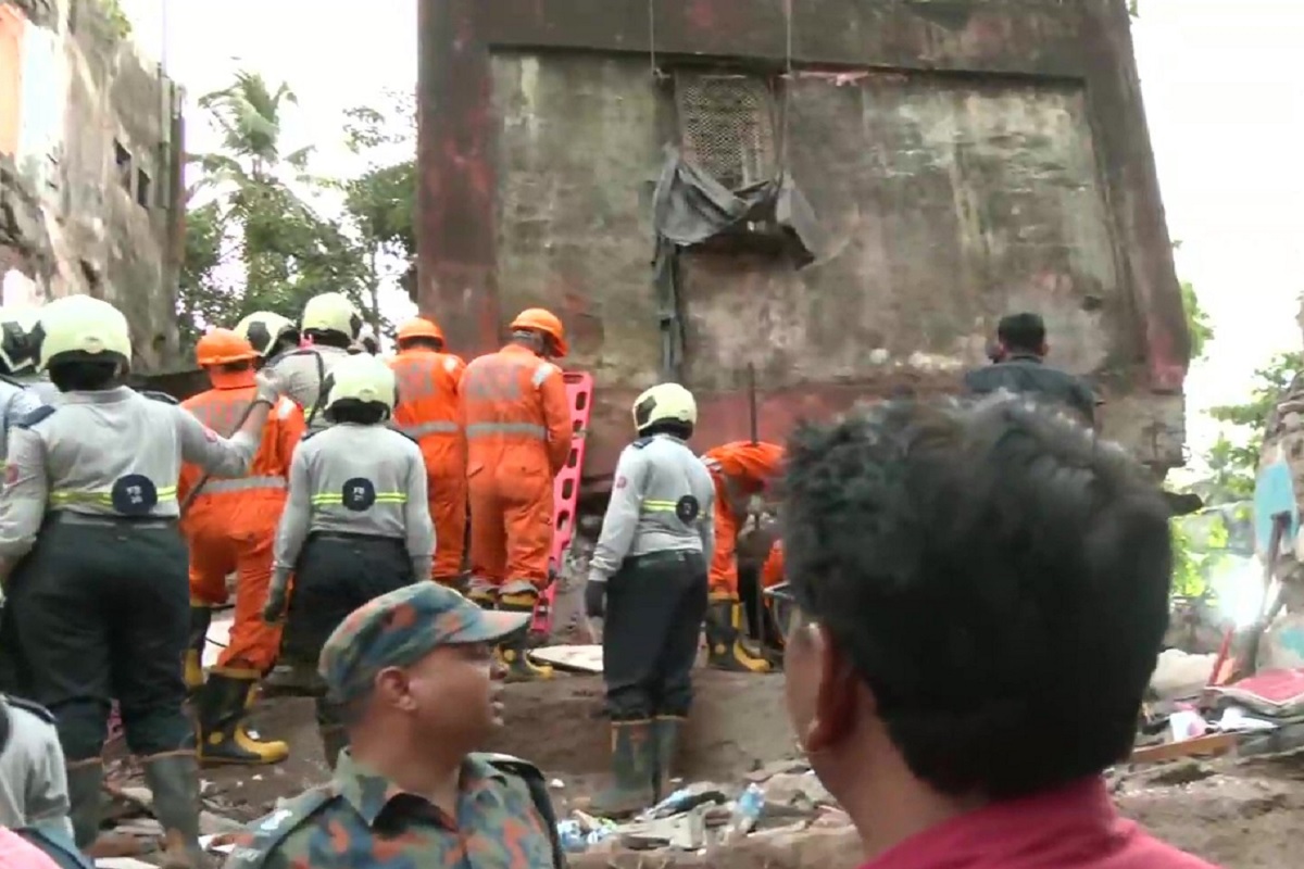 Mumbai Building Collapse: मुंबई के कुर्ला में चार मंजिला इमारत गिरी, दो की मौत; 12 लोगों को सुरक्षित बाहर निकाला गया