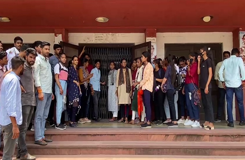 महारानी कॉलेज के बाहर अश्लील हरकत का मामला गर्माया, छात्राओं ने किया प्रदर्शन