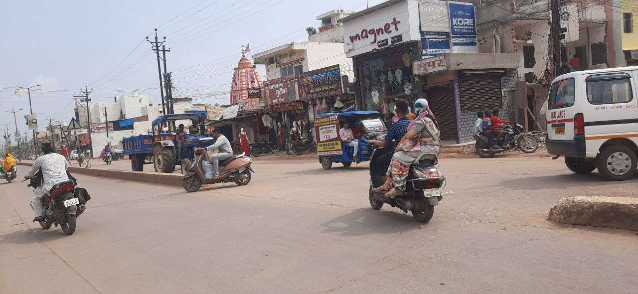 आधे-अधूरे डिवाइडर से टकराकर हो सकते हैं घायल
