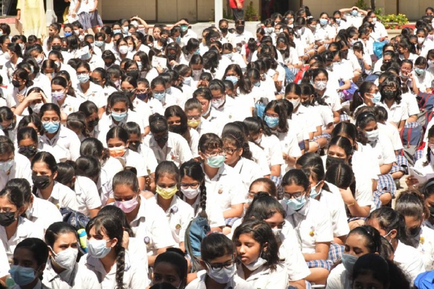 WEST BENGAL SCHOOL REOPEN-चेहरे पर मास्क, हाथों में सैनेटाइजर के साथ छात्र-छात्राएं पहुंचे स्कूल