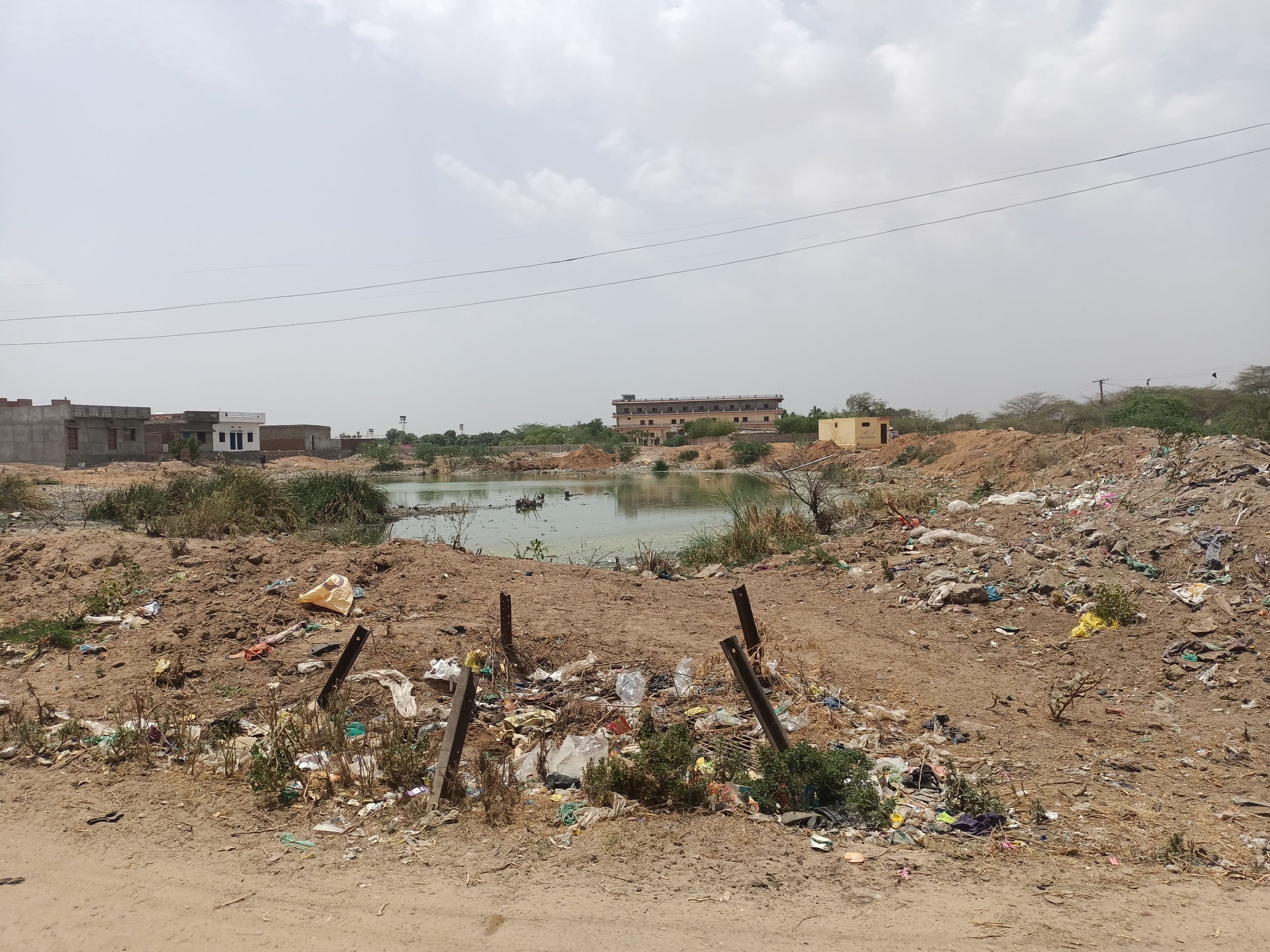 रियासतकालीन मीठी वाव बावड़ी व नाड़ी में जमा गंदा पानी व कचरा बन रहा नासूर