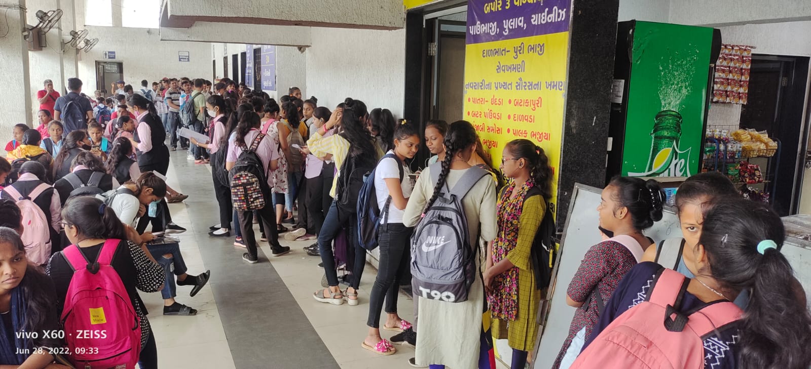 SURAT NEWS: निगम बस का पास लेने के लिए छात्रो की लगी लंबी कतार