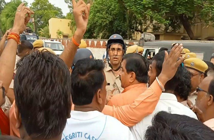 उदयपुर हत्याकांड:  दुकानों में आग लगाने की बात पर बीजेपी जिलाध्यक्ष समेत एक दर्जन लोगों को किया गिरफ्तार
