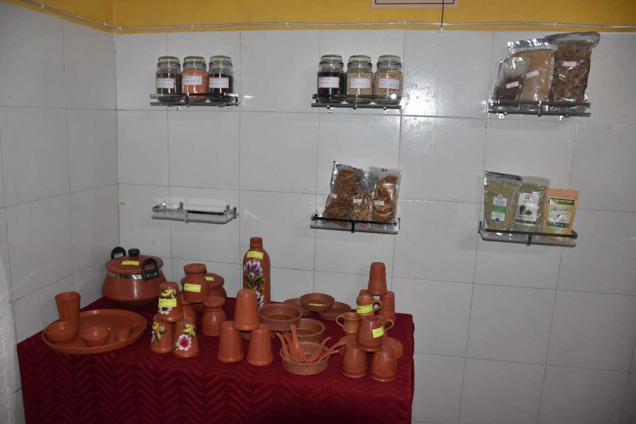 Junagadh Plastic cafeteria : प्लास्टिक कचरा से यहां मिलेगा शुद्ध खाना और बेहतरीन देशी फलों के शरबत