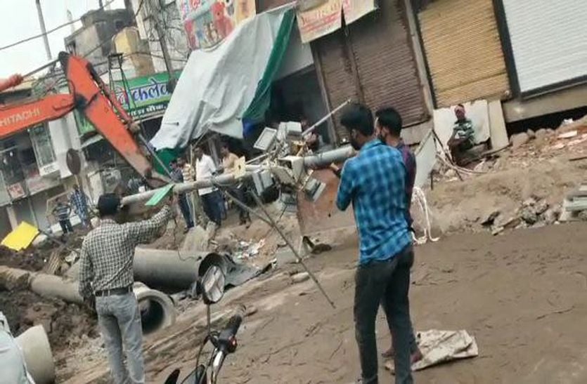 Indore News : सुभाष चौक चौराहा से हटा सीसीटीवी कैमरे का विवादित पोल