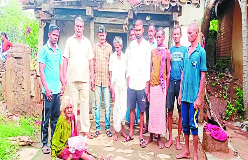 पीएम आवास से वंचित आदिवासी बुजुर्ग महिला झोपड़ी में रहने को मजबूर