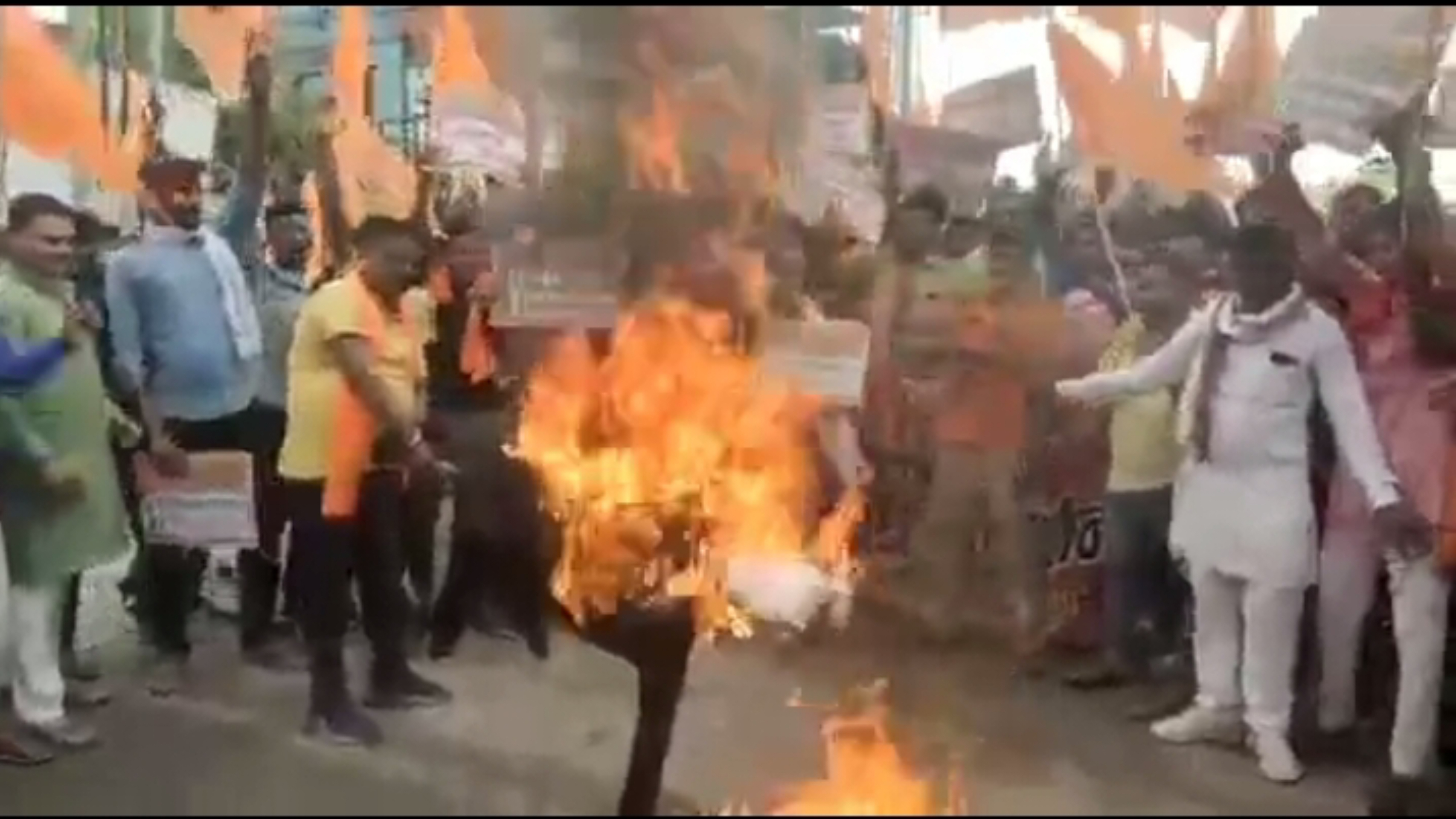 उदयपुर हत्याकांड को लेकर हिंदू संगठनों का आक्रोश सड़क पर, पुतला फूंक फांसी देने की मांग