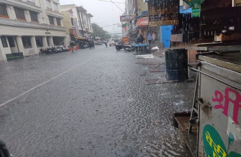 देखें वीडियो : रतलाम में झमाझम बारिश, कई घरों में भरा पानी