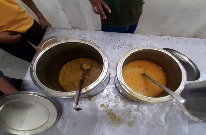 छात्रावासों का सच, बच्चों को दे रहे कच्चे चावल, मिठाई-पनीर की दावतें उड़ा रहे अफसर