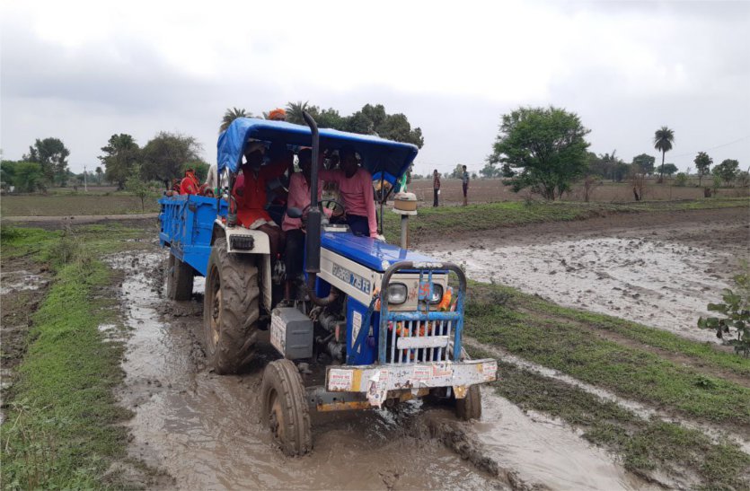 Voters showed enthusiasm, even mud could not stop the way, reached pol