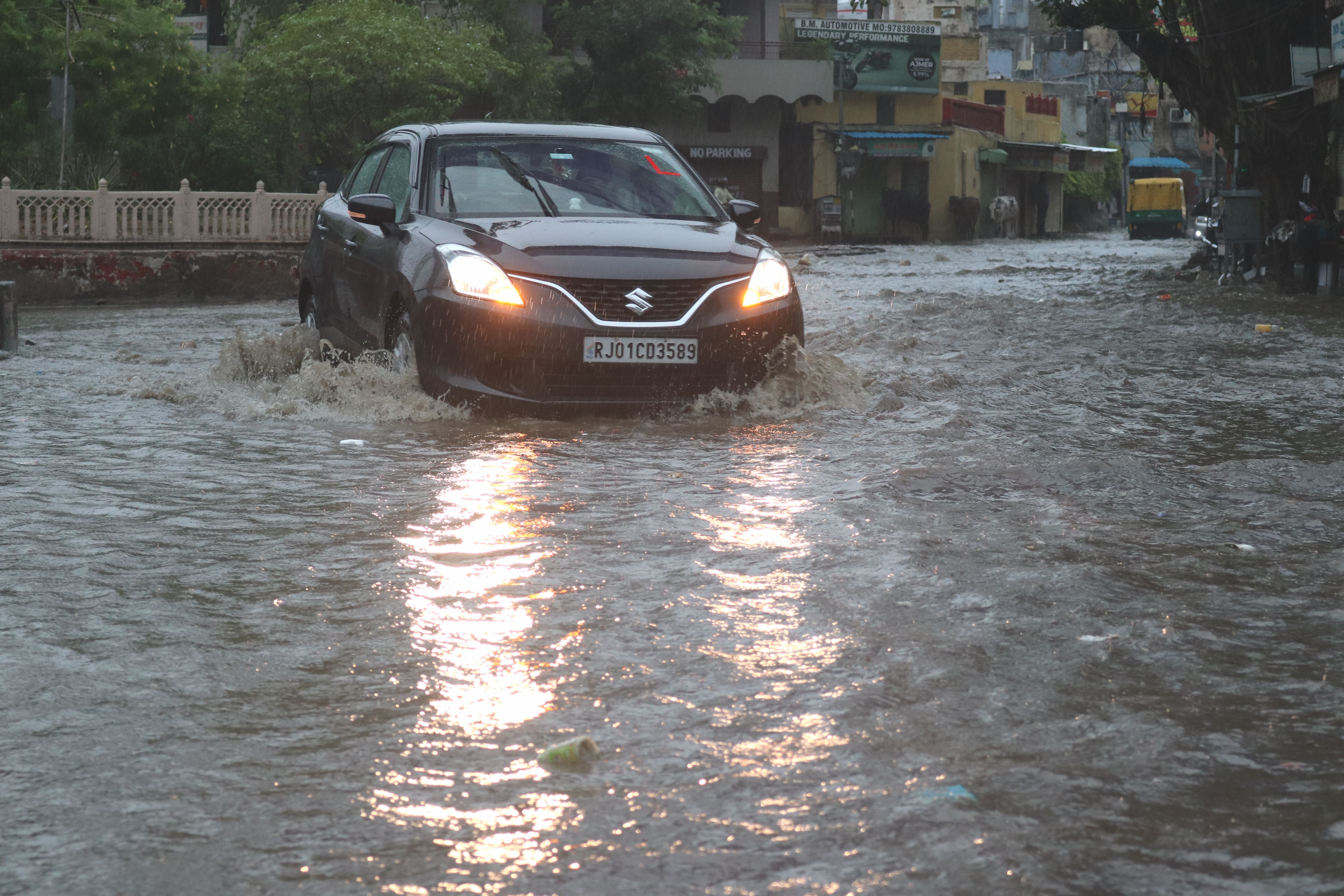 Monsoon Rain: घरों और सड़कों पर भरा पानी, फूट पड़े झरने
