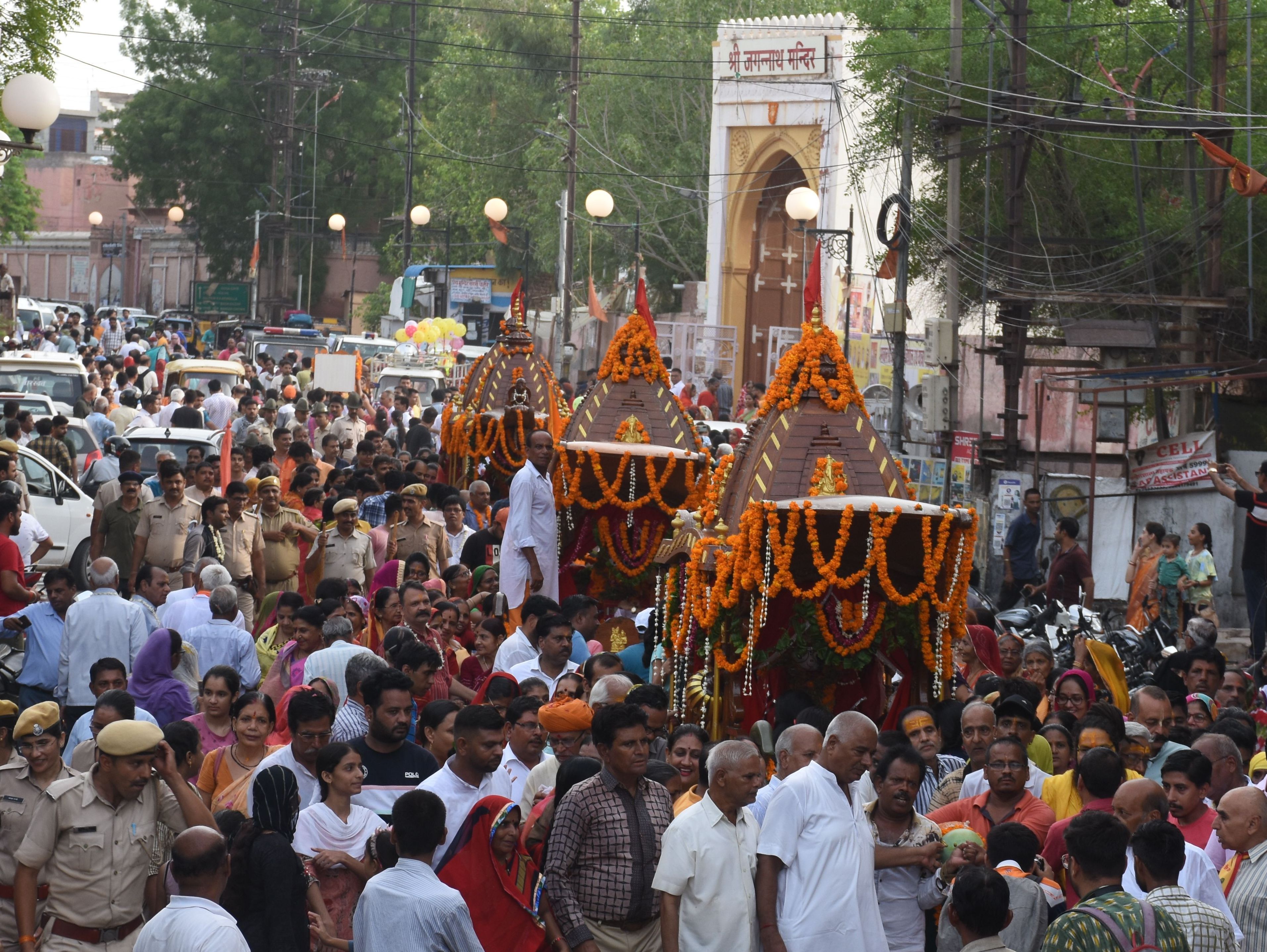 गाजे-बाजे से निकली भगवान जगन्नाथ की रथयात्रा