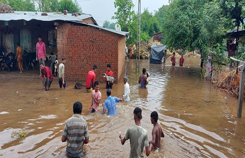 Rain चारों ओर बारिश के पानी से घिरा आणंद जिले का बोरसद क्षेत्र