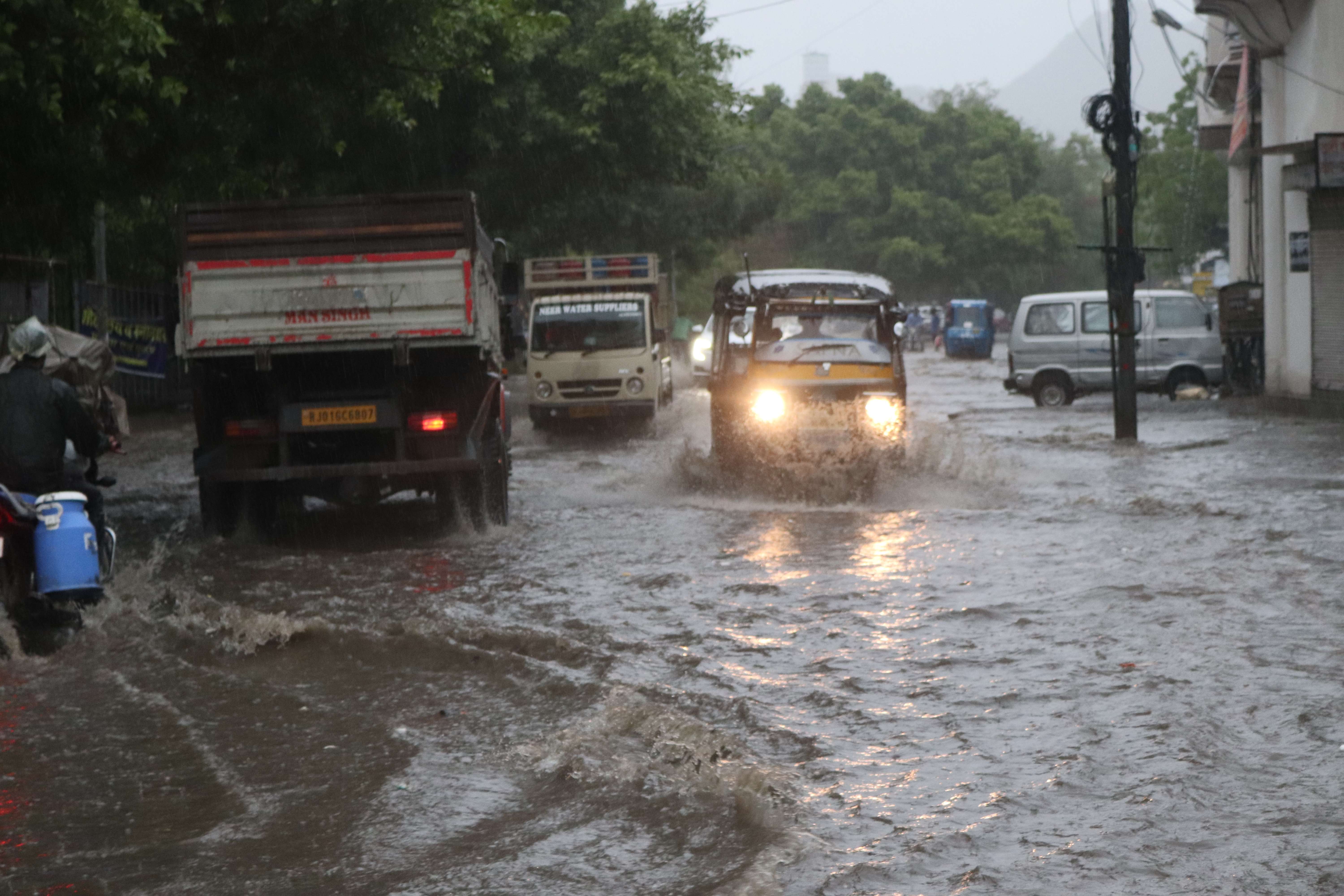 प्रमुख सड़कों, अंदरूनी मार्गों पर पानी भर गया।