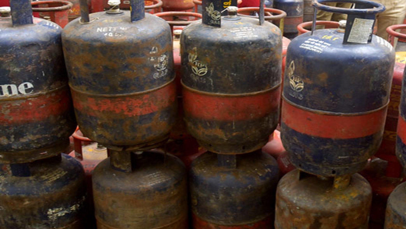 LPG Gas Cylinder Price in Meerut : मेरठ सहित पश्चिमी उप्र में घटे कमर्शिलय एलपीजी सिलेंडर के दाम