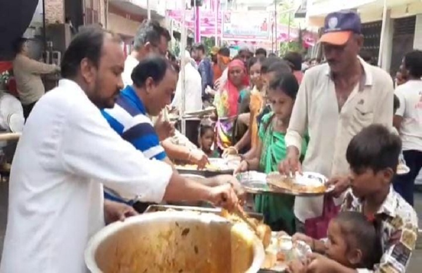 VIDEO.... रथयात्रा :ननिहाल सरसपुर में एक लाख से अधिक को भोजन-प्रसाद
