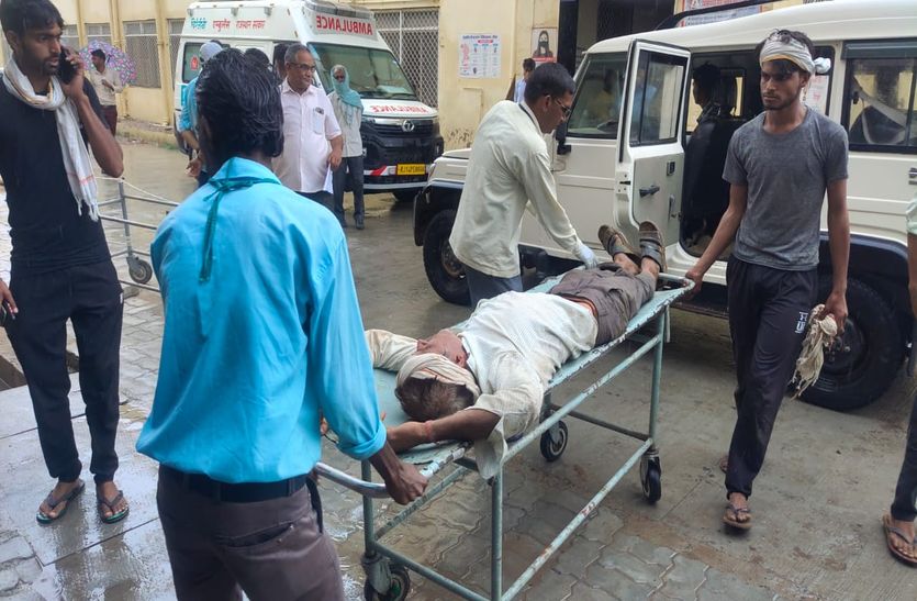 भीषण हादसा: तेज रफ्तार एसयूवी से टकराकर खाई में गिरी रोडवेज बस, दो की मौत, 15 से ज्यादा लोग घायल