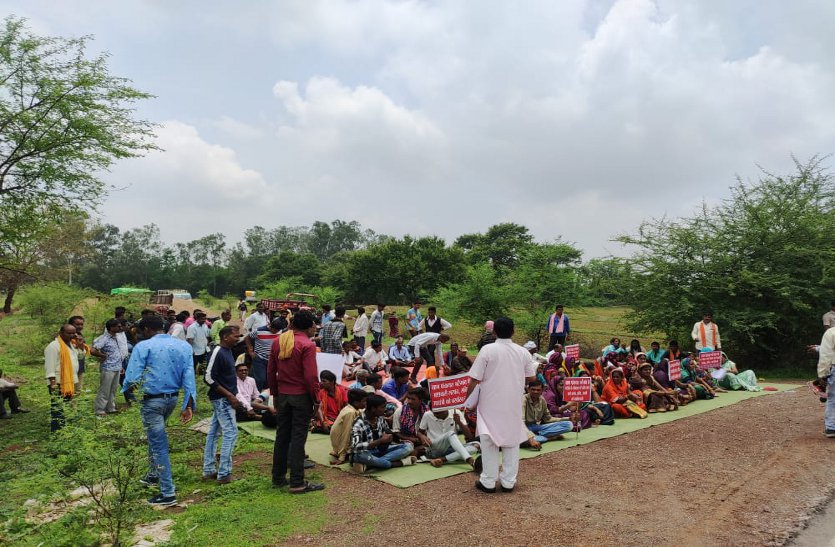भ्रष्टाचार का खुलासा फिर भी नहीं कार्रवाई तो खुटेरी मार्ग जाम करने पहुंचे ग्रामीण, दे डाली यह धमकी
