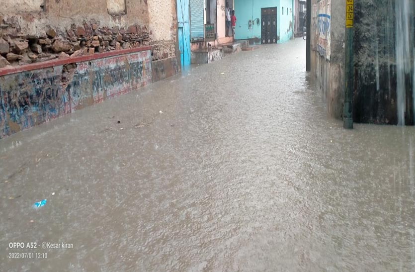 झमाझम बरसात: अव्यवस्था से दरिया बन गई शहर की गलियां