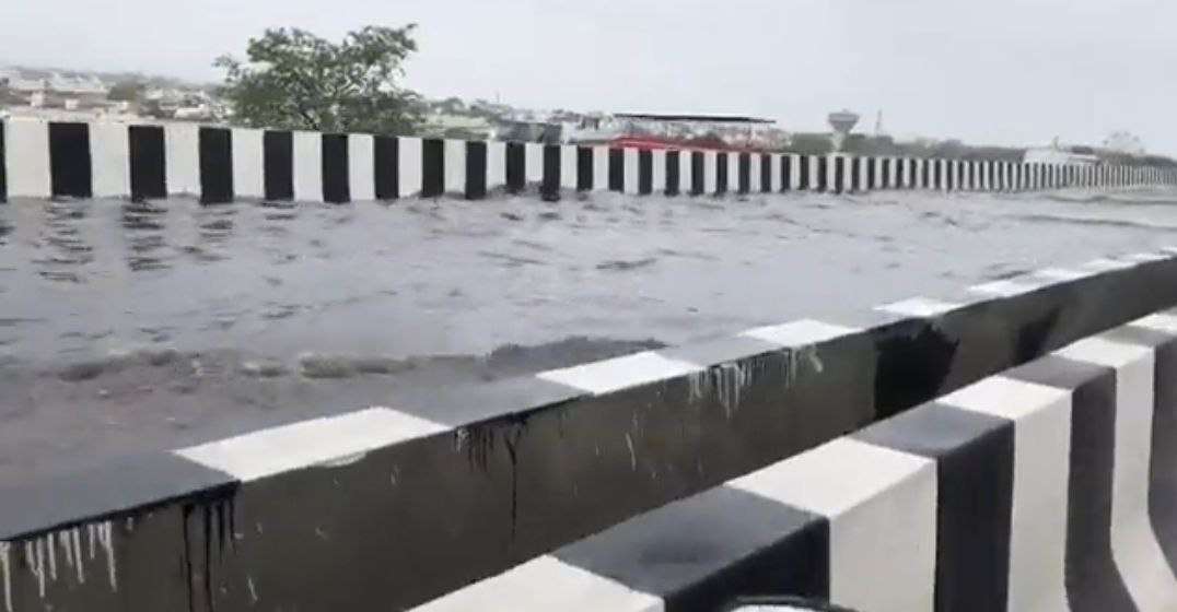 Gujarat: डीसा का एलिवेटेड ब्रिज बना स्वीमिंग पूल, सोशल मीडिया पर जमकर वीडियो हो रहा वायरल
