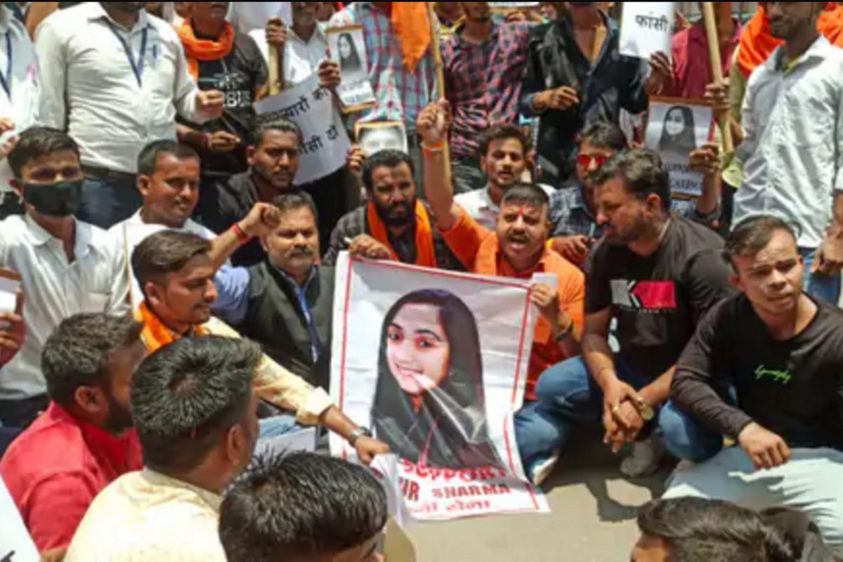 मुरादाबाद में नूपुर शर्मा के समर्थन करणी सेना ने किया उग्र प्रदर्शन, कन्हैयालाल के हत्यारों को लेकर दिया विवादित बयान