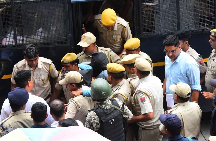Udaipur murder case: वकीलों ने कन्हैयालाल के के हत्यारों की धुनाई, देखिए तस्वीरें
