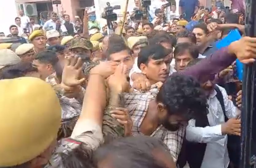 Udaipur murder case: गुस्साए वकीलों ने कन्हैया के हत्यारों के जड़े थप्पड़, देखें वीडियो