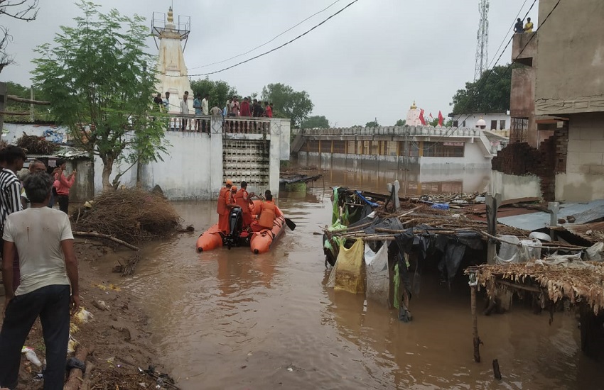 Gujarat Mansoon News : बारिश से तबाही, आणंद के सिस्वा में उतरी एनडीआरएफ की टीम