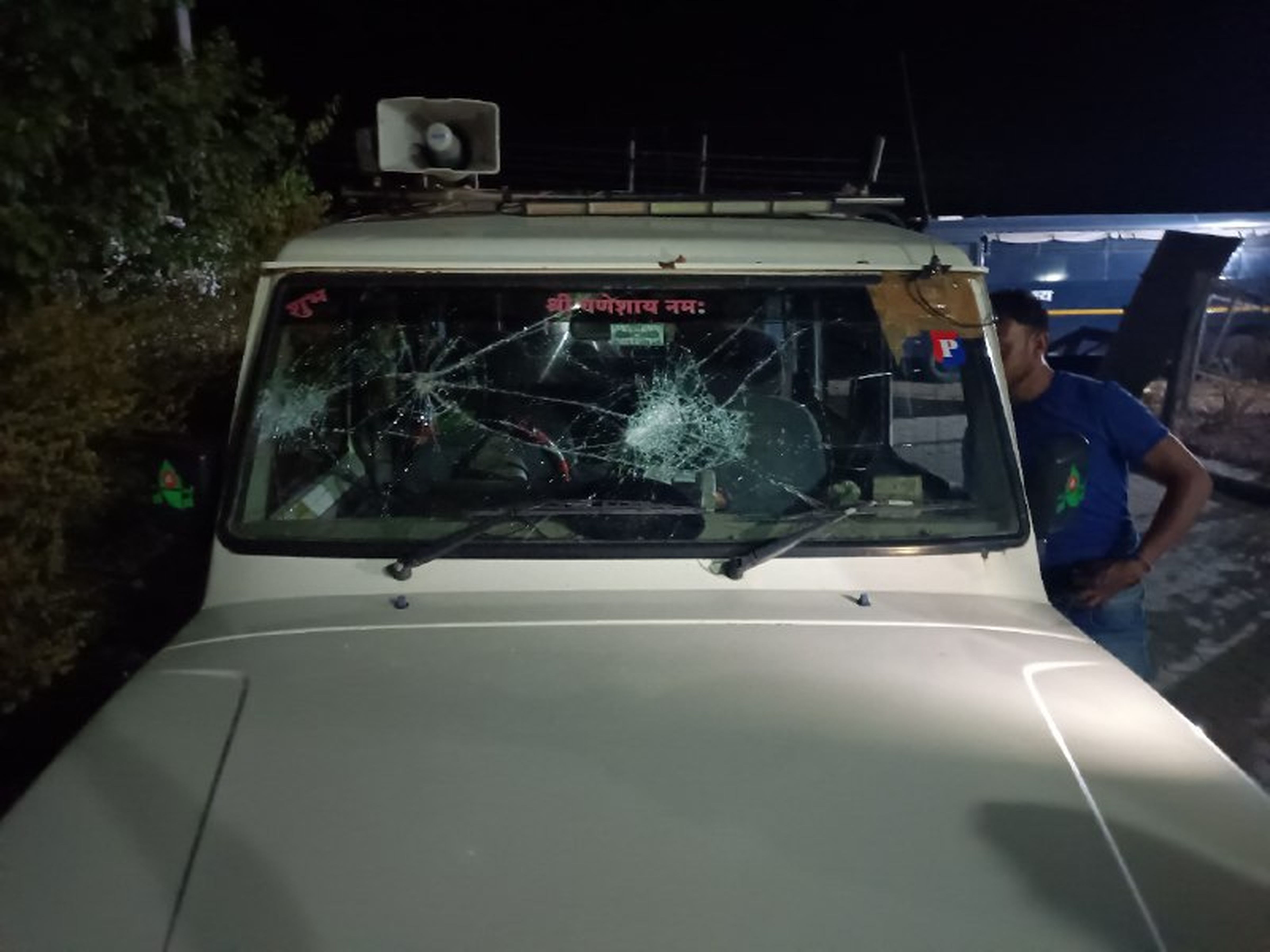 मतदान दल पर हमला, वाहनों में तोडफ़ोड़, काबरवा में गोली चली