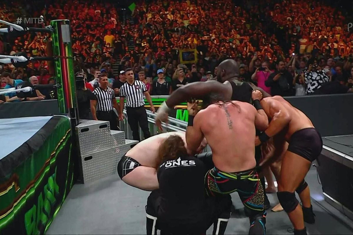 WWE के दानव Omos की Money in the bank 2022 में हुई हालत खराब, 7 रेसलरों ने मिलकर मारा