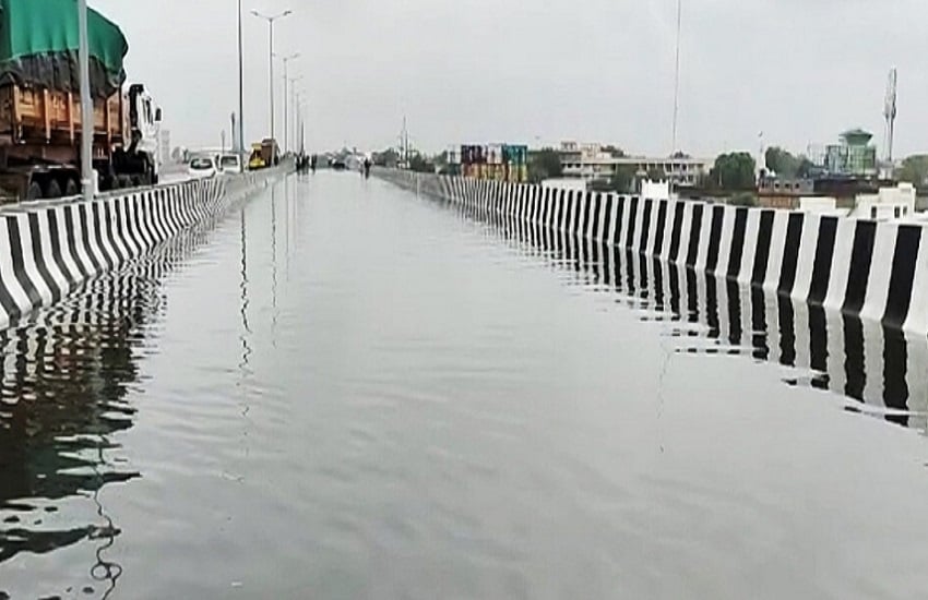 Gujarat Heavy Rain डीसा का एलिवेटेड ब्रिज बना स्वीमिंग पूल