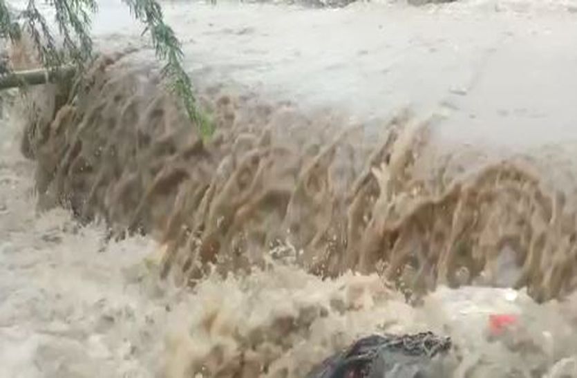 VIDEO: राजस्थान में यहां लगातार चौथे दिन झमाझम बरसे बादल, कई इलाके जलमग्न