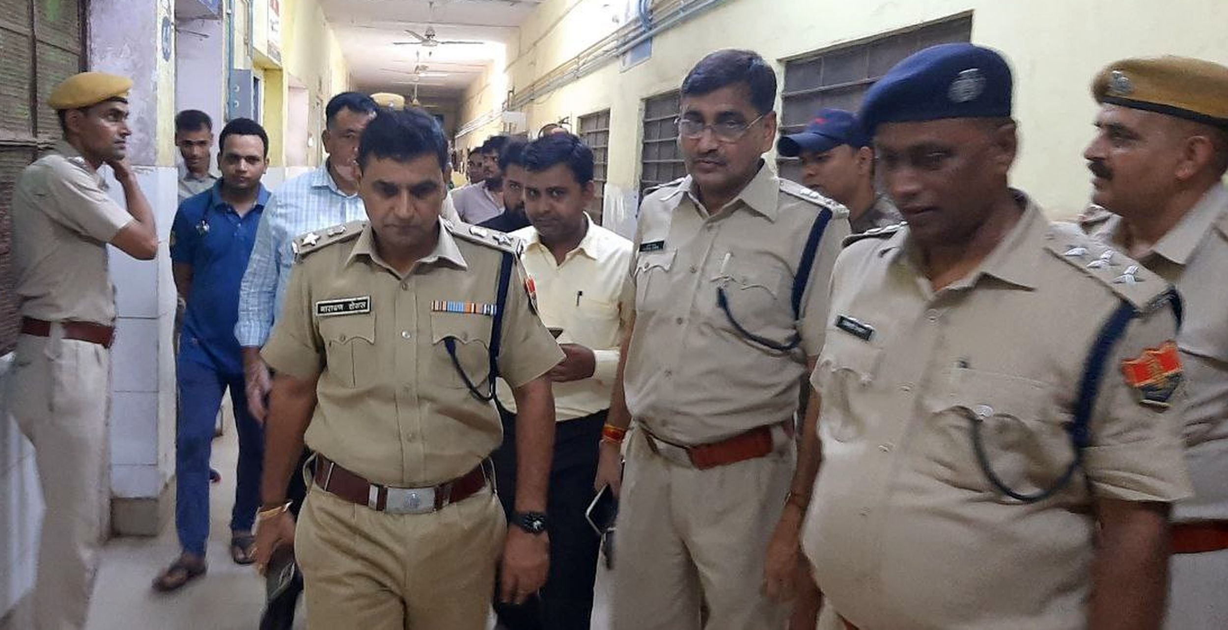 दबिश के दौरान आरोपी हुआ बेहोश, पुलिस के उड़े होश, चिकित्सकों ने किया जयपुर रैफर