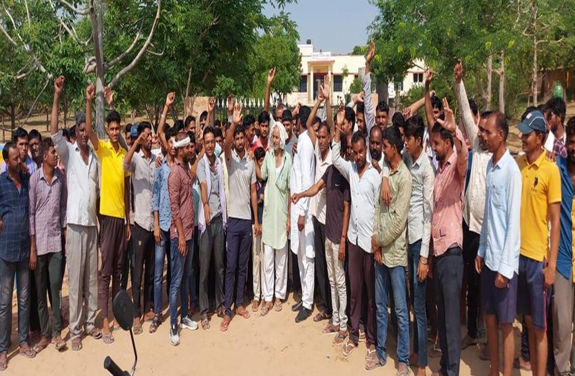 video...churu Ratangarh news: जानिए क्यों...दाउदसर में प्रा.स्वा.केन्द्र पर ग्रामीणों ने लगाया ताला