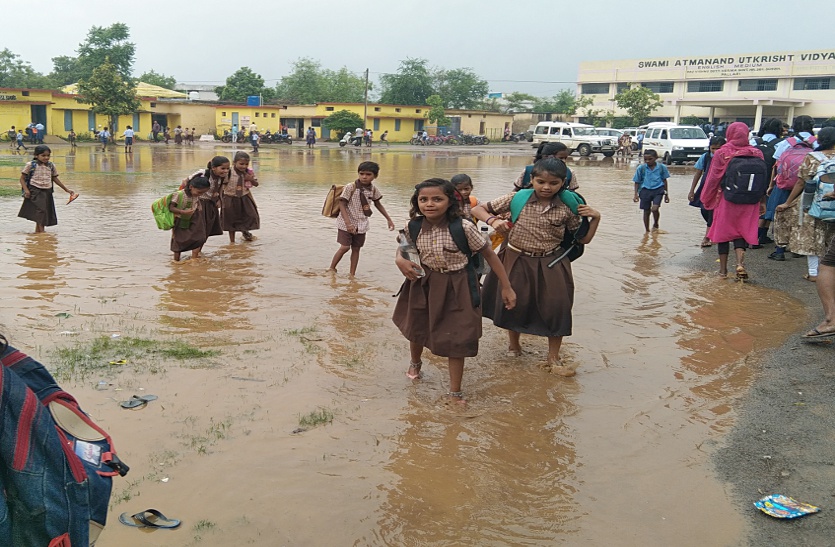 आत्मानंद स्कूल परिसर में भरा बारिश का पानी