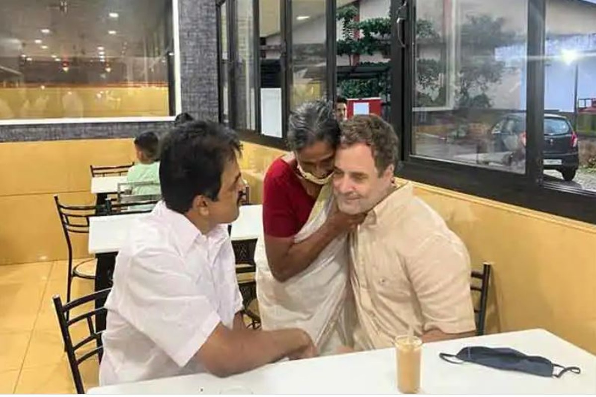 बुजुर्ग महिला से कैफे में मिले राहुल गांधी, कांग्रेस ने बताया बिना स्क्रिप्ट का शुद्ध प्रेम
