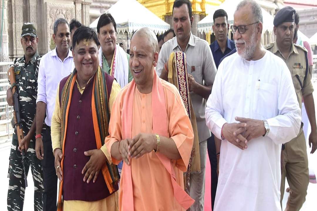 श्रीर काशी विश्वनाथ न्यास परिषद के पदाधिकारियों संग सीएम योगी आदित्यनाथ