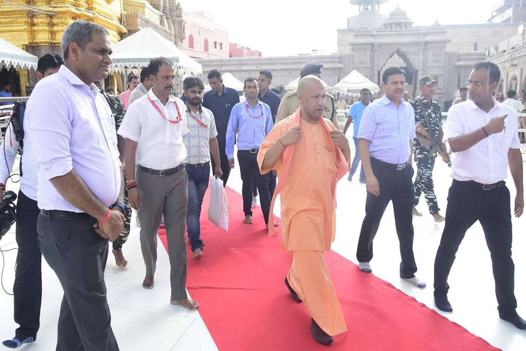 श्री काशी विश्वनाथ धाम का निरीक्षण करते सीएम योगी आदित्यनाथ