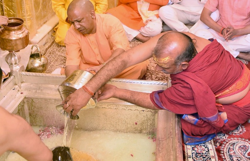 सावन में श्री काशी विश्वनाथ धाम आने वाले भक्तों को न हो किसी तरह की दिक्कत, CM Yogi ने दिया निर्देश