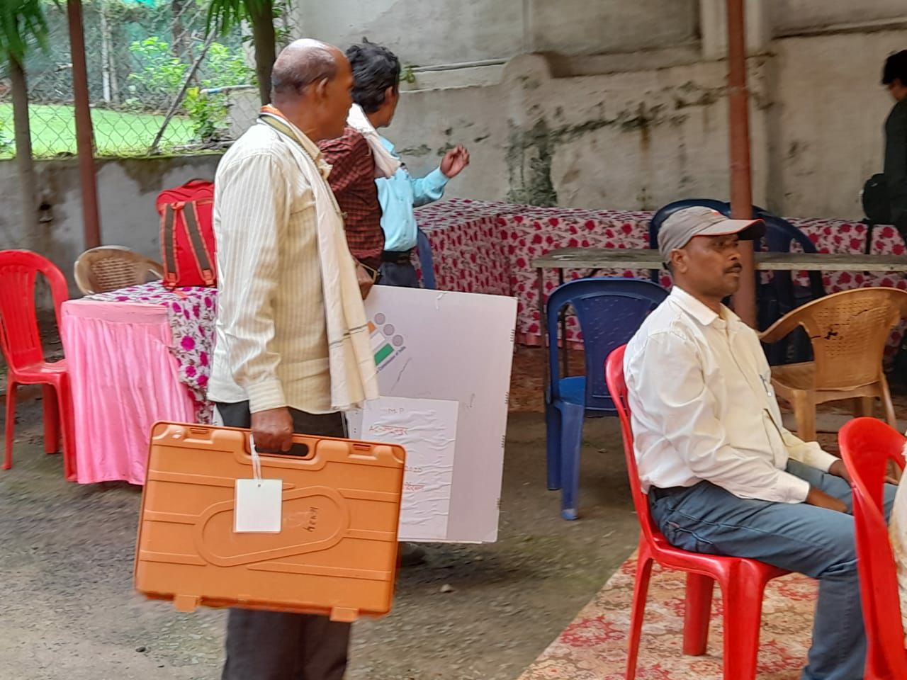 Video Story- सामग्री लेकर बूथों पर रवाना हुए मतदान दल, अमरकंटक में निकाय चुनाव आज