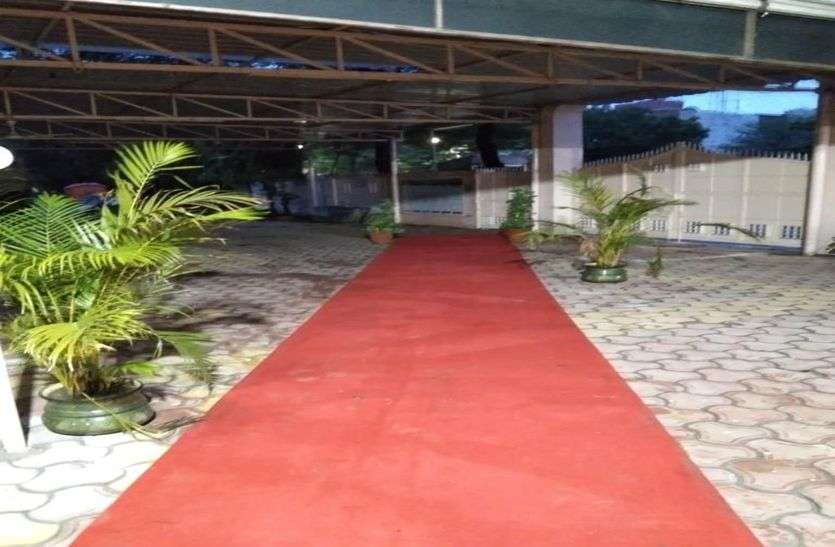 Indore News : नगर निगम चुनाव : मतदाताओं के लिए बिछा रेड कारपेट और लगाया तिलक