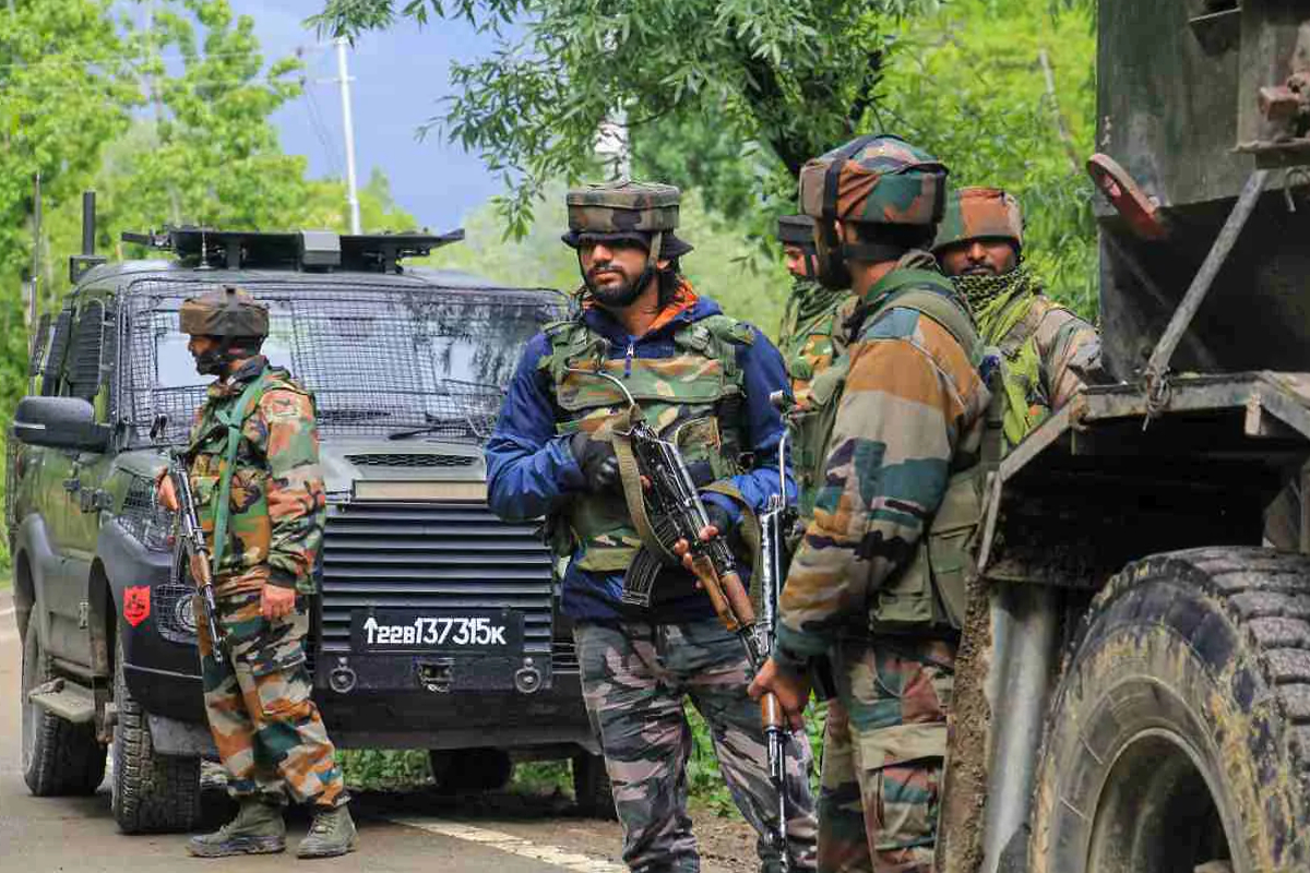 जम्मू-कश्मीर के कुलगाम में सेना और पुलिस का एनकाउंटर, तीन आतंकियों को घेरा