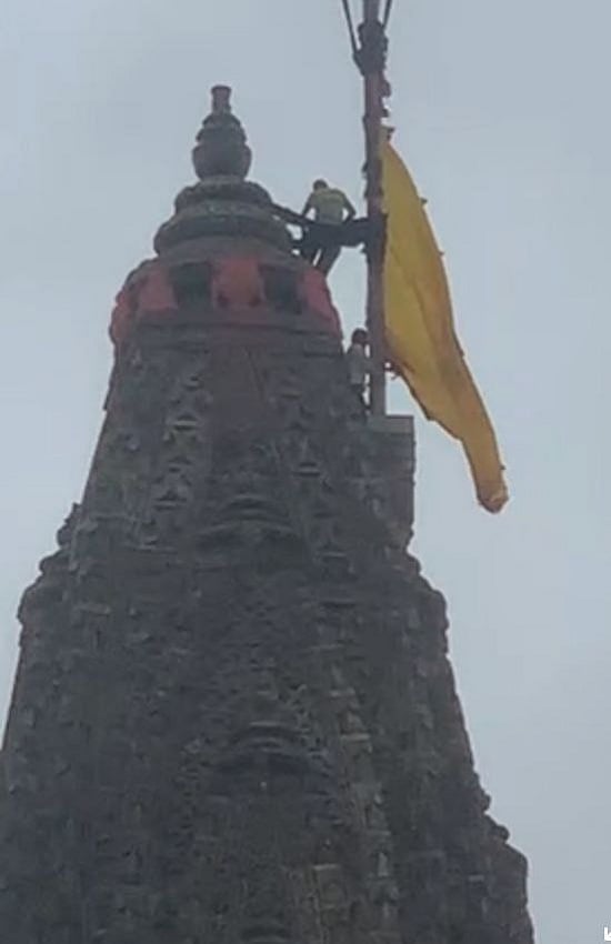 Dwarkadhish temple द्वारकाधीश मंदिर के शिखर पर आधे ध्वज दंड तक फहराई ध्वजा