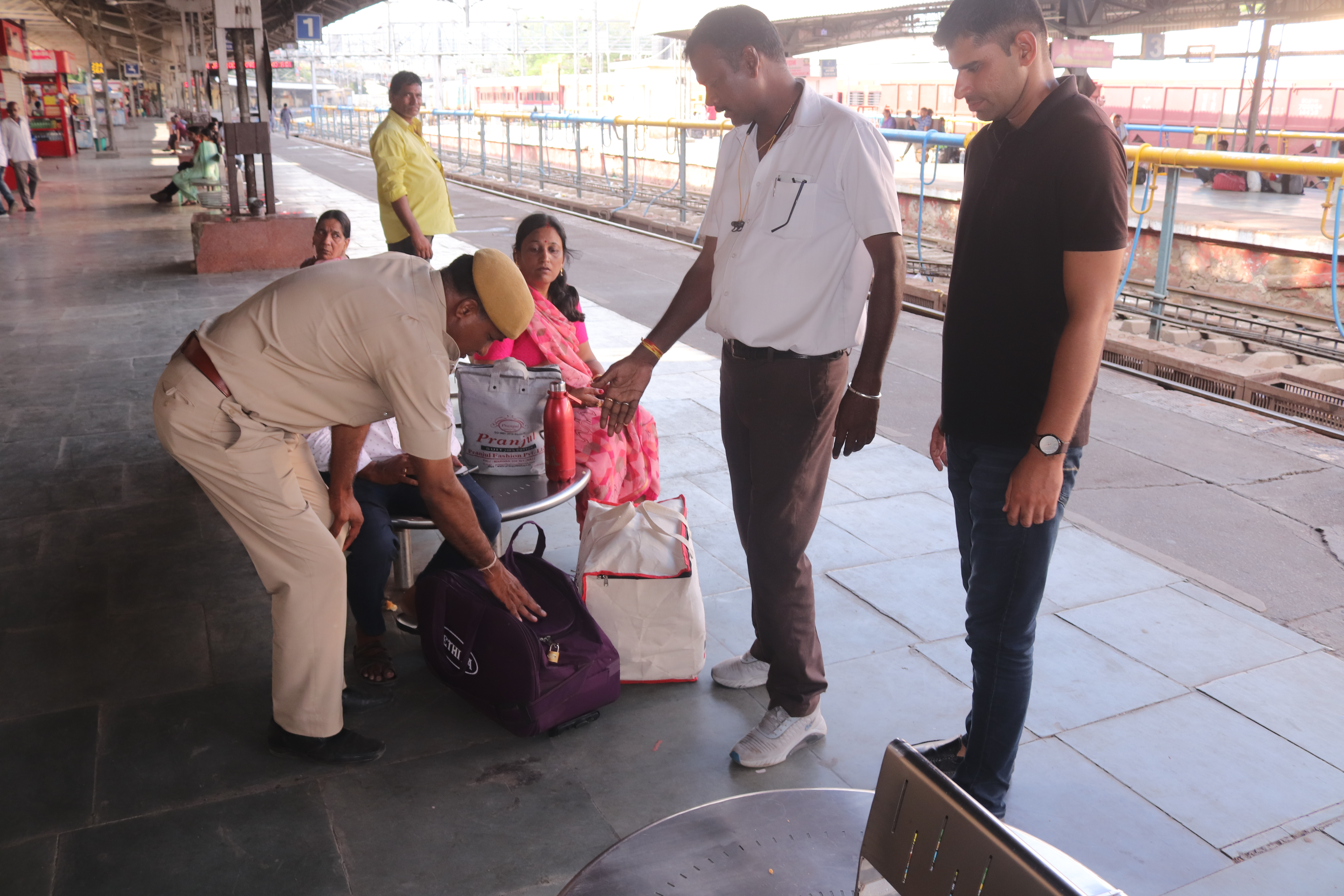  बस स्टैंड और स्टेशन पर खंगाले बैग, सुरक्षाकर्मी मुस्तैद
