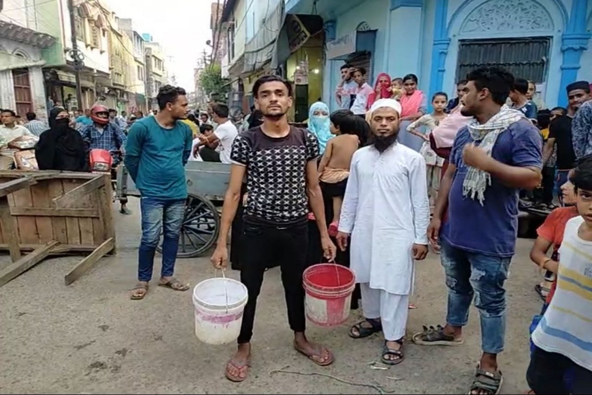 people_struggling_with_water_shortage_in_aligarh_for_15_days.jpg