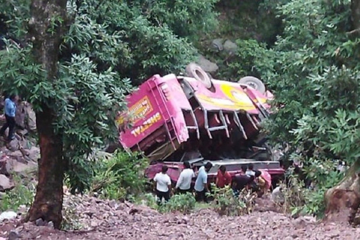 Jammu-Kashmir: उधमपुर के रामनगर में खाई में गिरी बरातियों से भरी बस, 3 की मौत, 21 घायल